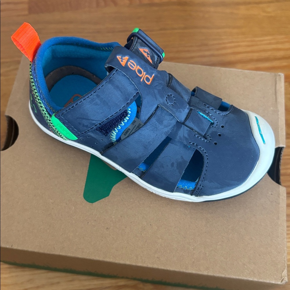 NIB- Plae sandals / sneakers - Sam - NAVY- size 8